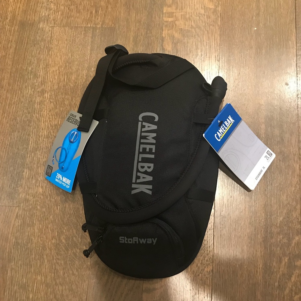 *NWT* Camelback Stoaway 2L water pack unisex